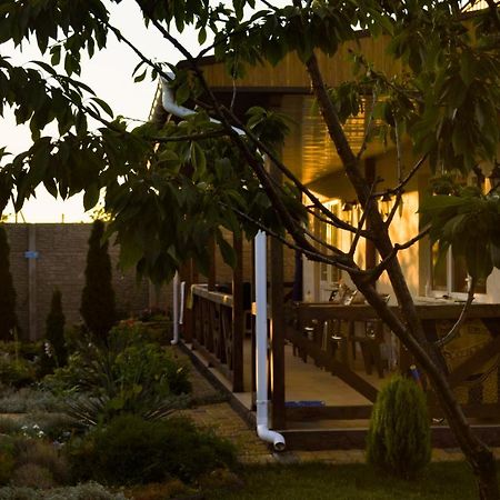 Три Кошки Hotel Chornomorsk Exterior photo