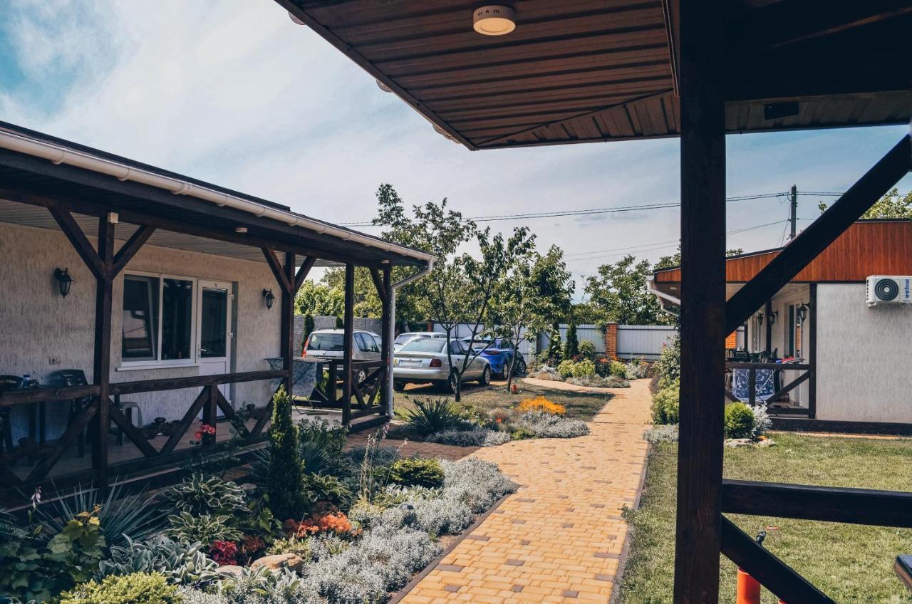 Три Кошки Hotel Chornomorsk Exterior photo