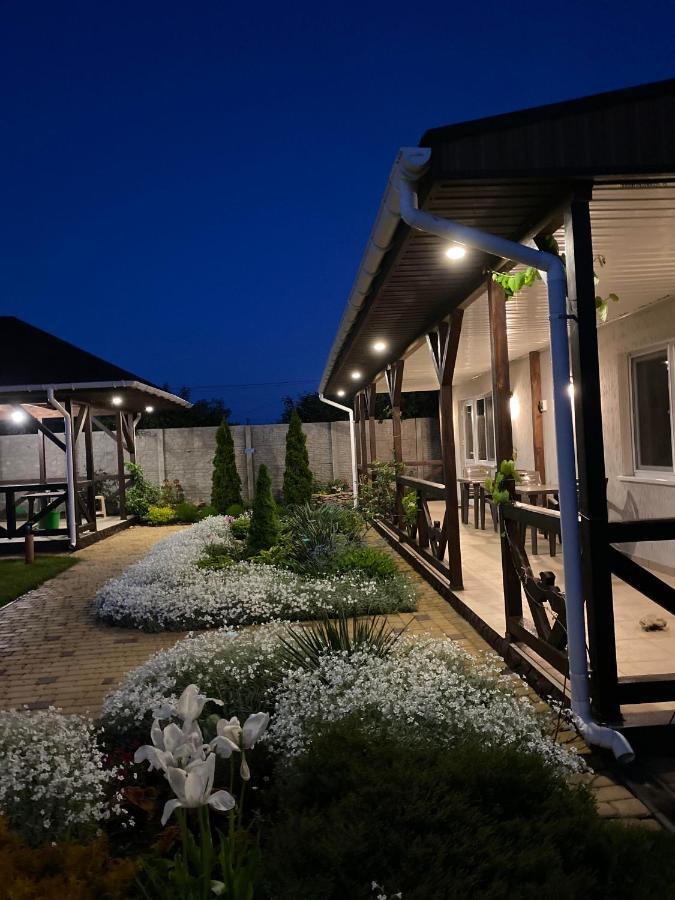 Три Кошки Hotel Chornomorsk Exterior photo