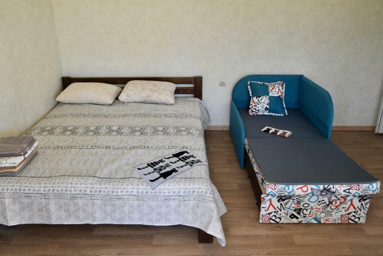 Три Кошки Hotel Chornomorsk Exterior photo