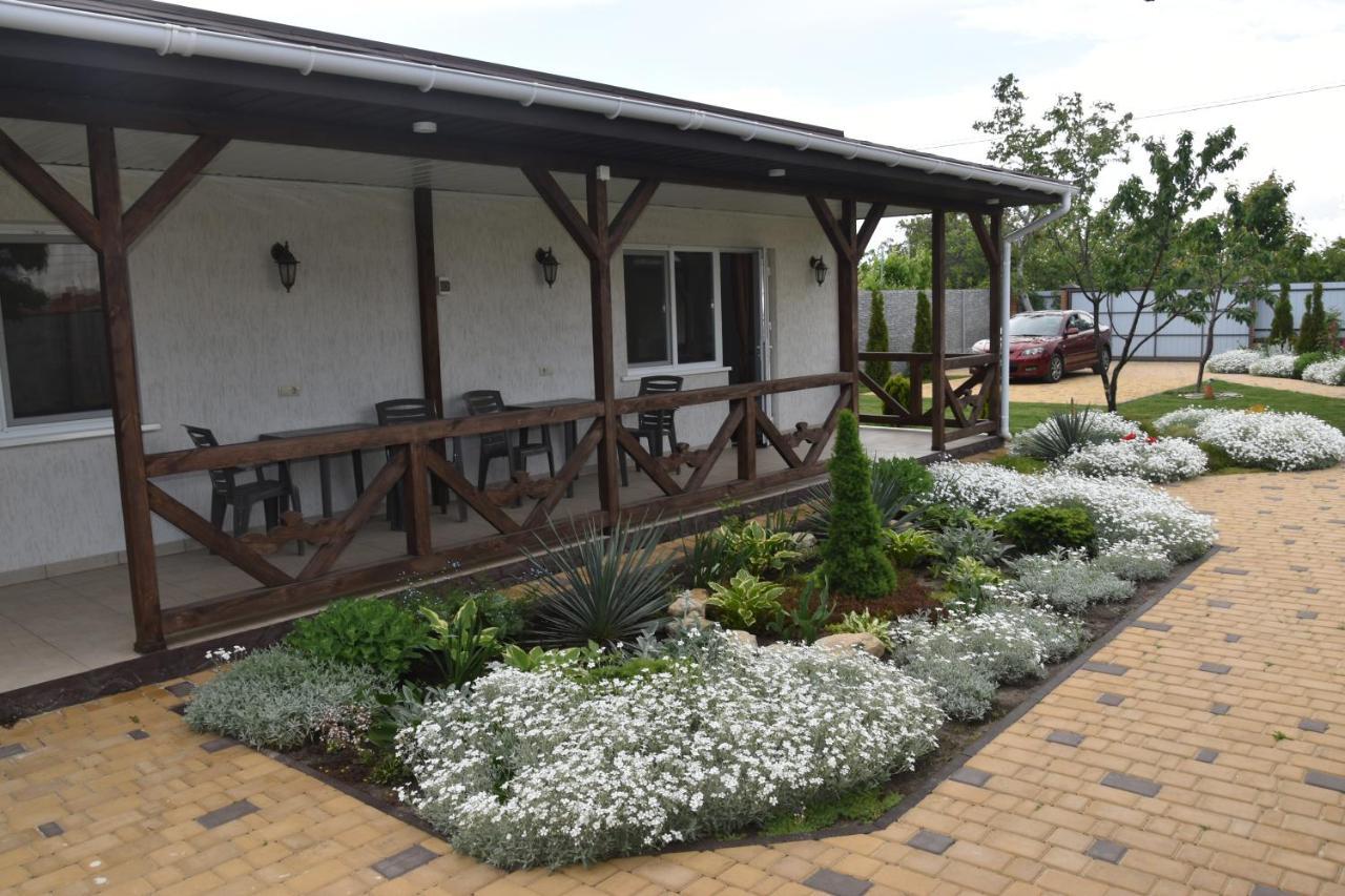 Три Кошки Hotel Chornomorsk Exterior photo