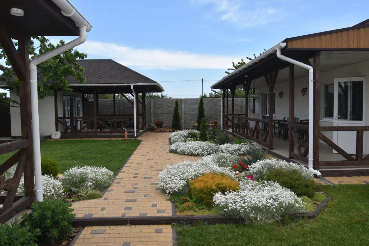 Три Кошки Hotel Chornomorsk Exterior photo