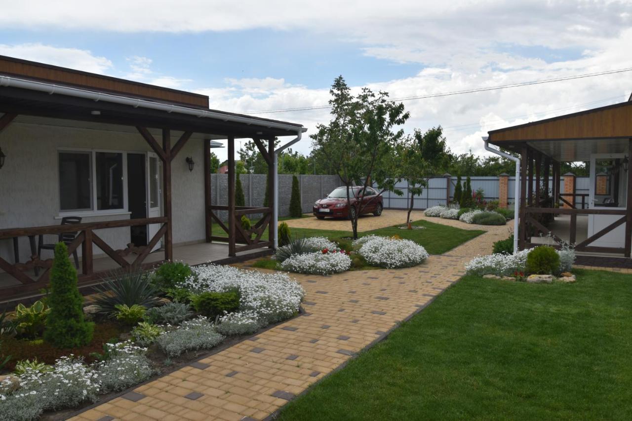 Три Кошки Hotel Chornomorsk Exterior photo