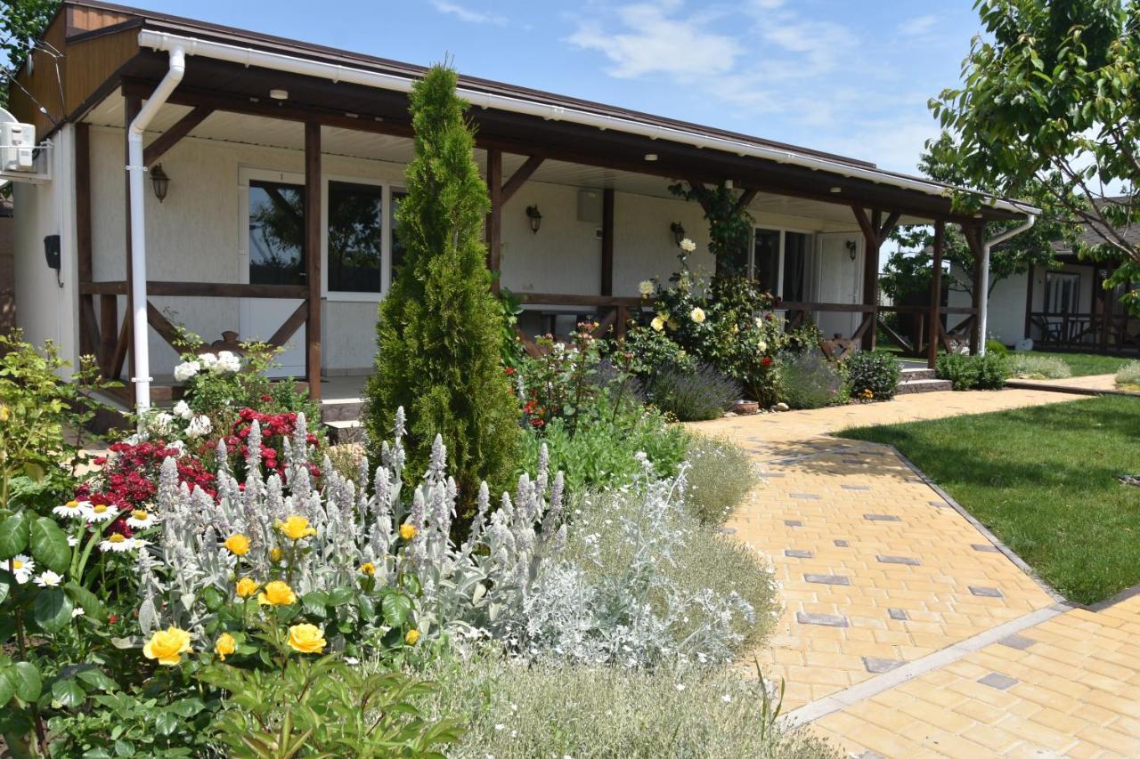 Три Кошки Hotel Chornomorsk Exterior photo