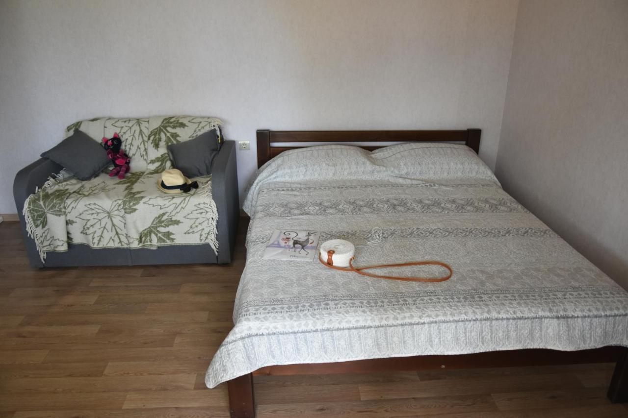 Три Кошки Hotel Chornomorsk Exterior photo
