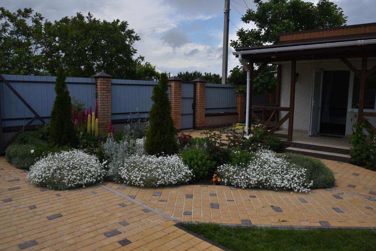 Три Кошки Hotel Chornomorsk Exterior photo