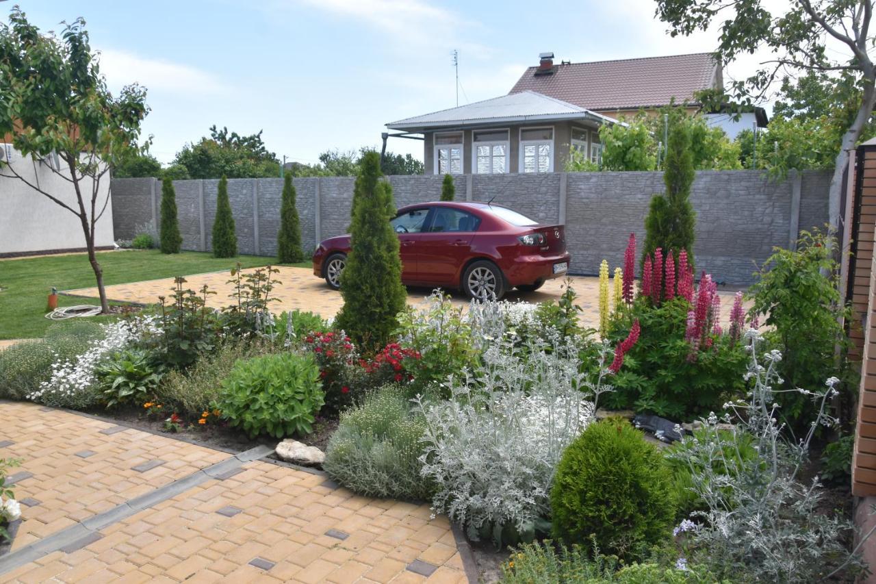Три Кошки Hotel Chornomorsk Exterior photo