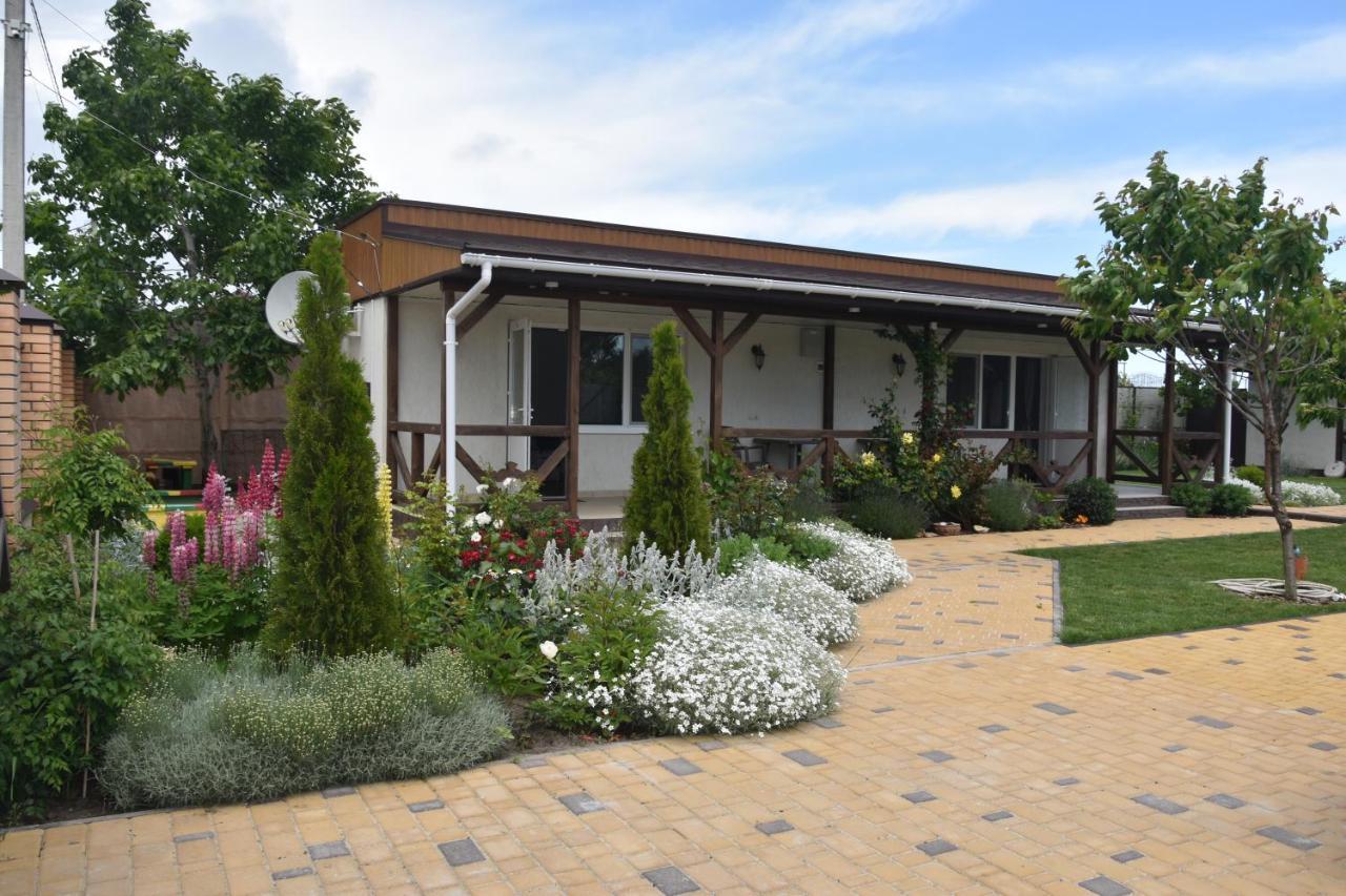 Три Кошки Hotel Chornomorsk Exterior photo