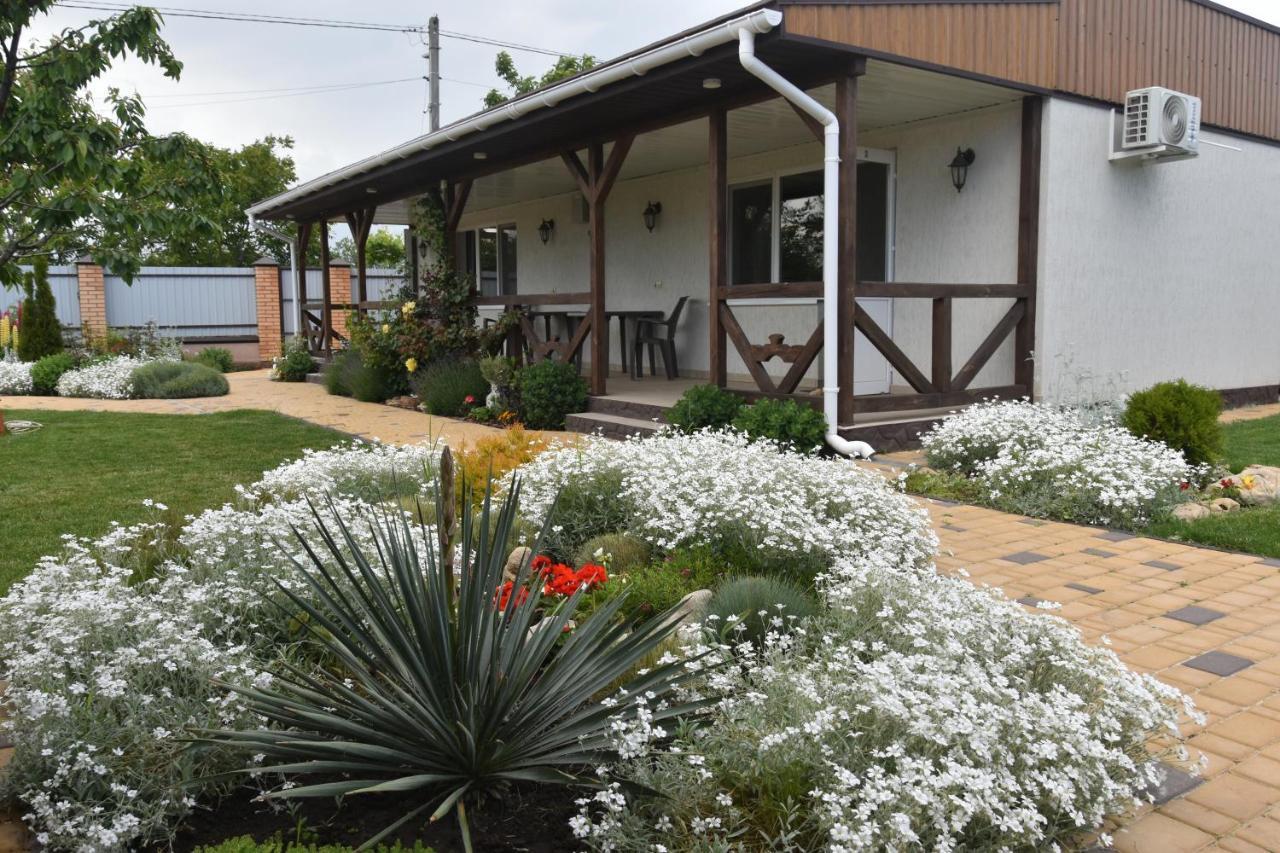 Три Кошки Hotel Chornomorsk Exterior photo