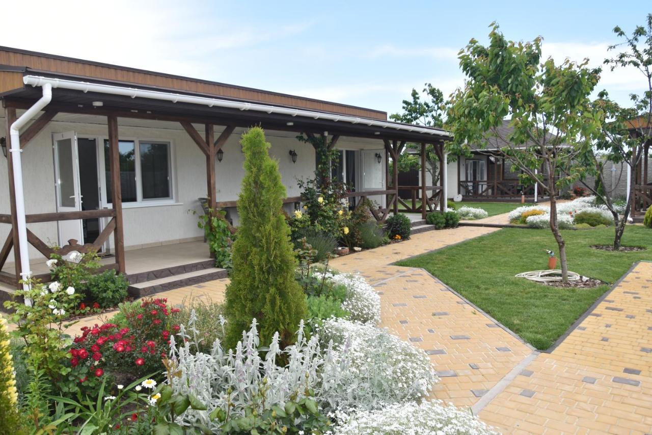 Три Кошки Hotel Chornomorsk Exterior photo